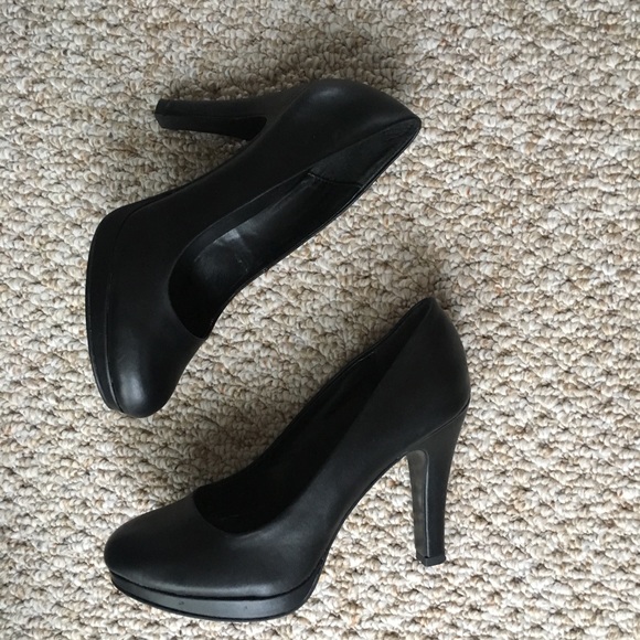 Black Pumps - Picture 2 of 3
